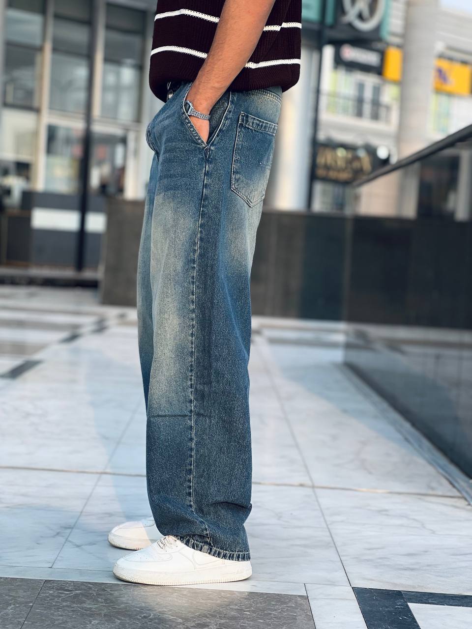 Washed baggy jeans