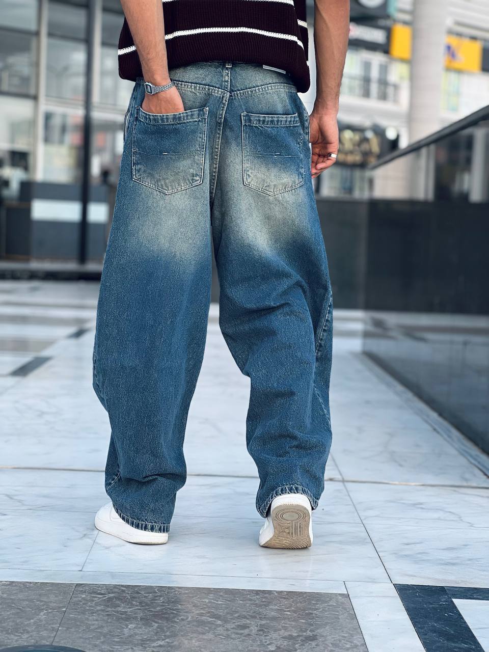 Washed baggy jeans